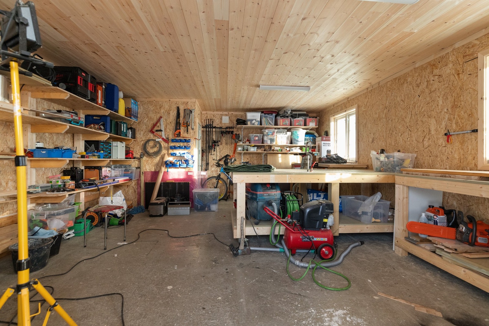 Uthuset ble bygget i 2025 og byr på to boder. Den store boden passer perfekt som snekkerbod og hobbyrom, og her finnes også rikelig plass for oppbevaring og lagring Galleribilde