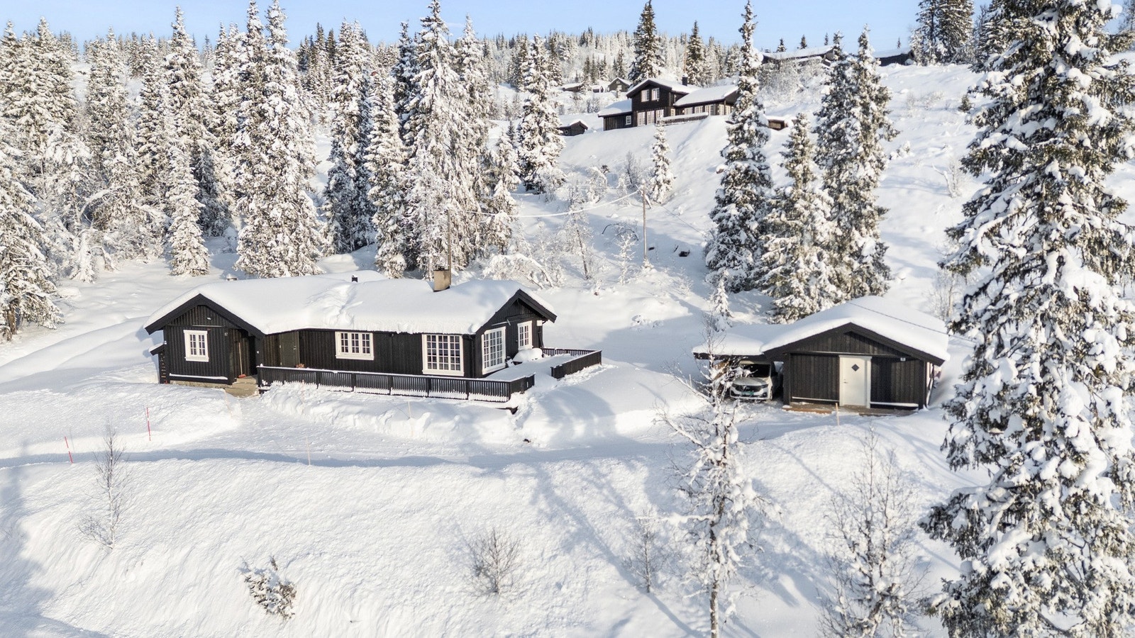 Fra stuen er det utgang til romslig veranda som gjør det lett å nyte eiendommens meget gode solforhold. Galleribilde