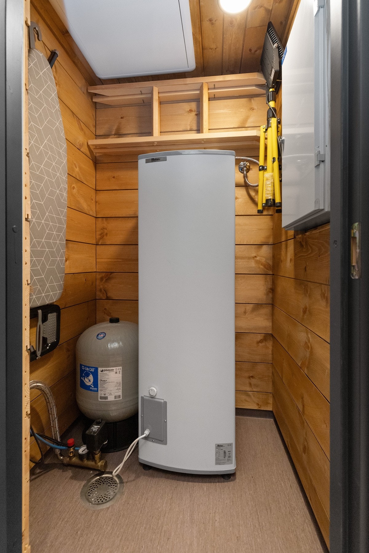 Ved siden av badet ligger teknisk rom. Her finner man varmtvannsbereder (134 l) samt noe plass til oppbevaring. Galleribilde