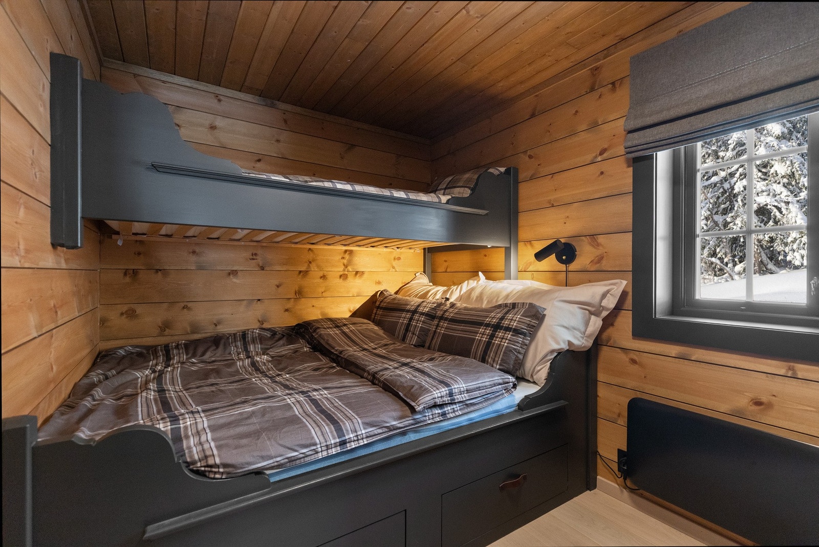 Soverom tre har plassbygd familiekøye og garderobeskap. Galleribilde