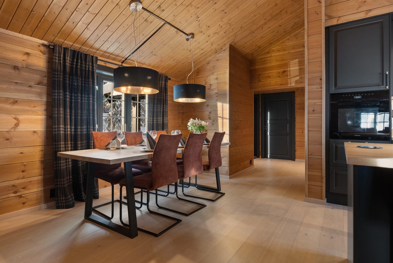 Enkelt å være sosial mens man lager mat Galleribilde