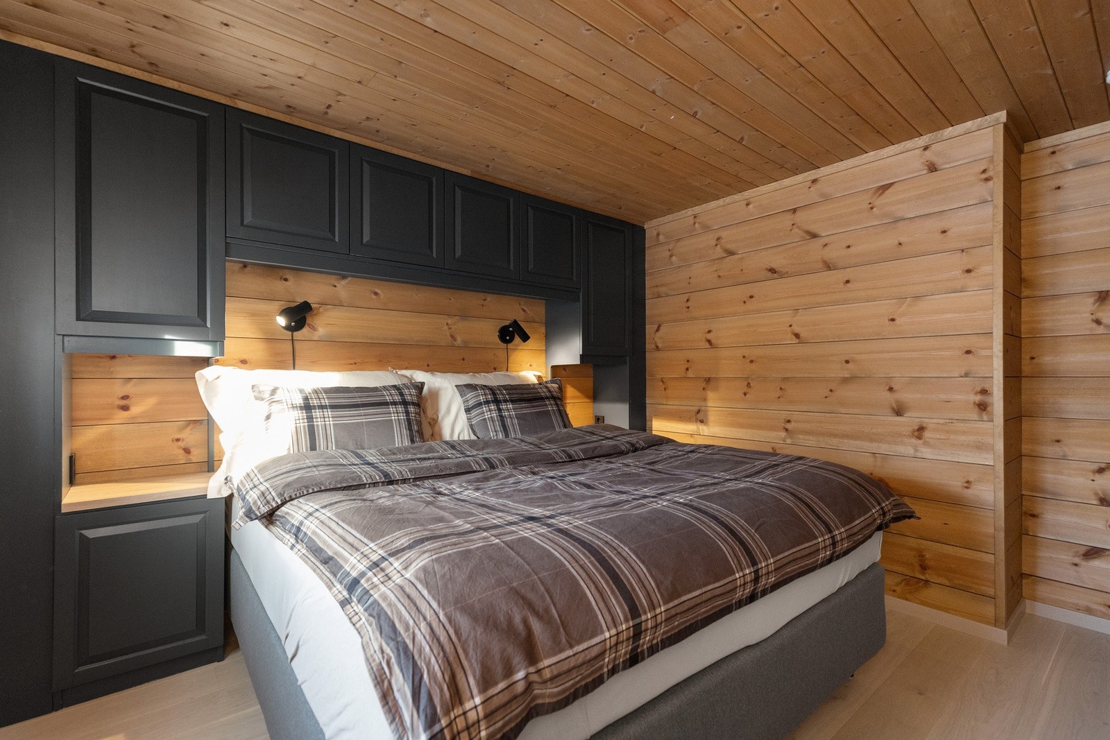 Hovedsoverom er i dag møblert med dobbeltseng Galleribilde