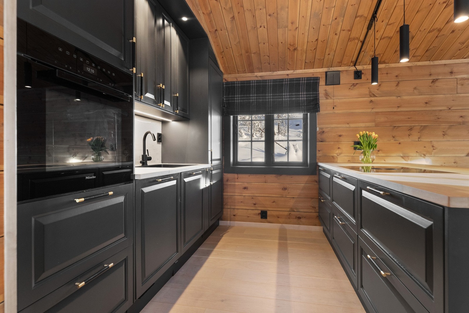 Integrerte hvitevarer med komfyr, Bora induksjonstopp med avtrekksventilator, oppvaskmaskin og fryse/kjøleskap. Galleribilde