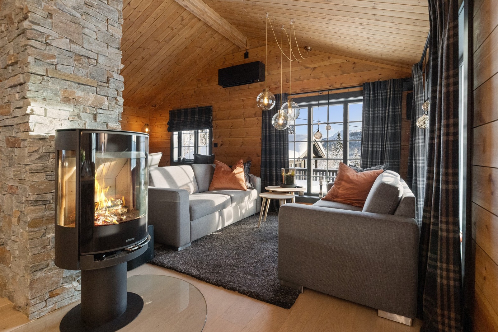 Stue, spisestue og kjøkken er i delvis åpen løsning. Gulvet er belagt med eikeparkett og på vegg er det beiset trepanel. Galleribilde