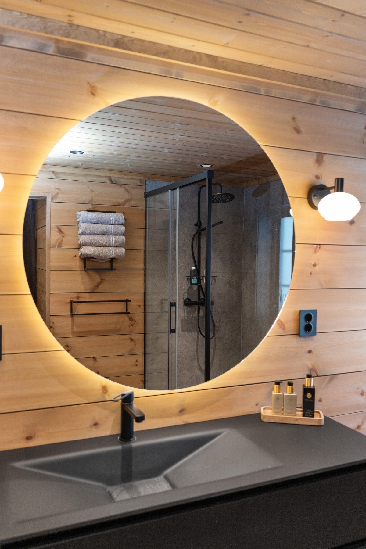 Baderomsinnredning i folierte plater med underskap i skuffer og montert speil Galleribilde