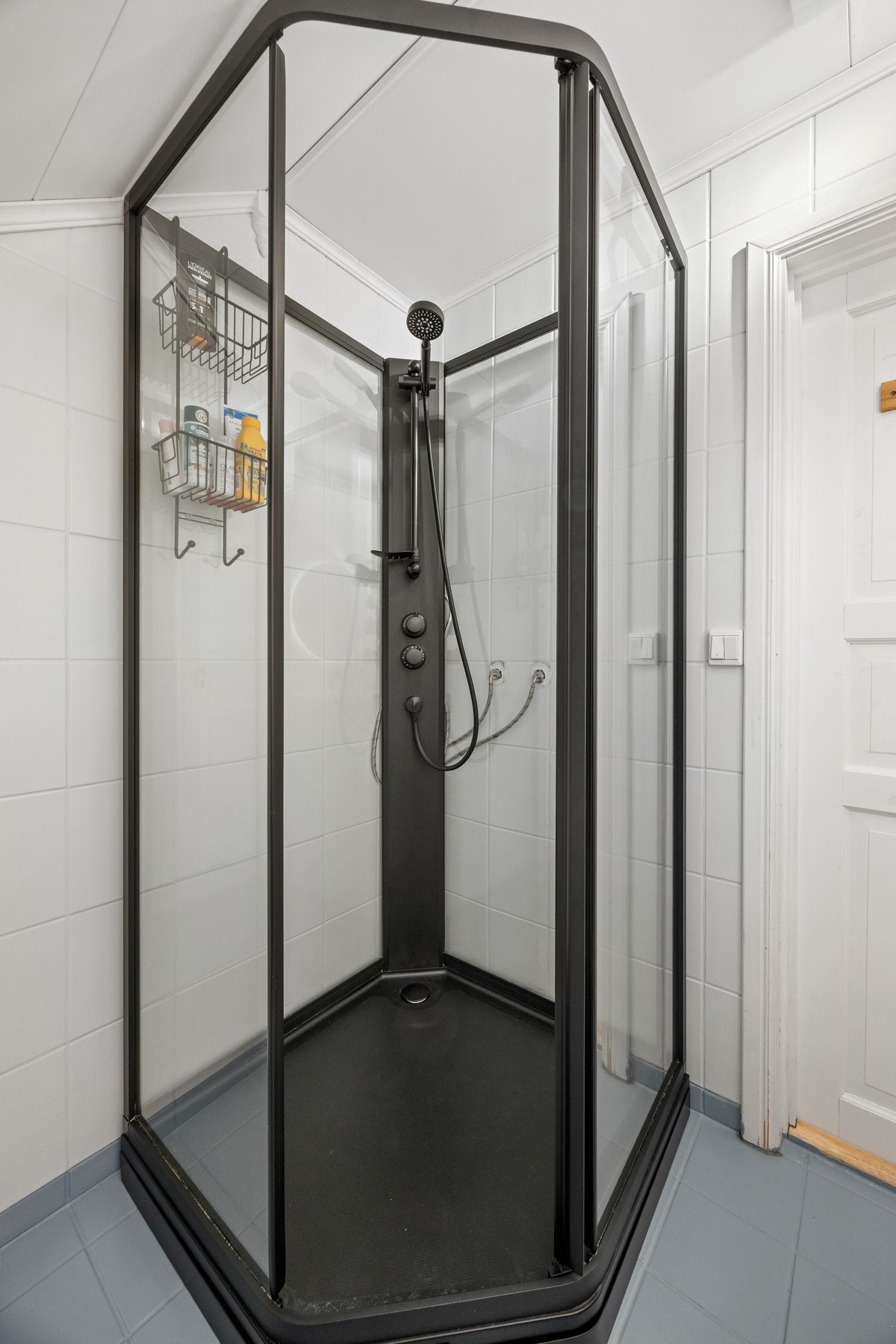 Badet er utstyrt med dusjkabinett, toalett og servantskap Galleribilde