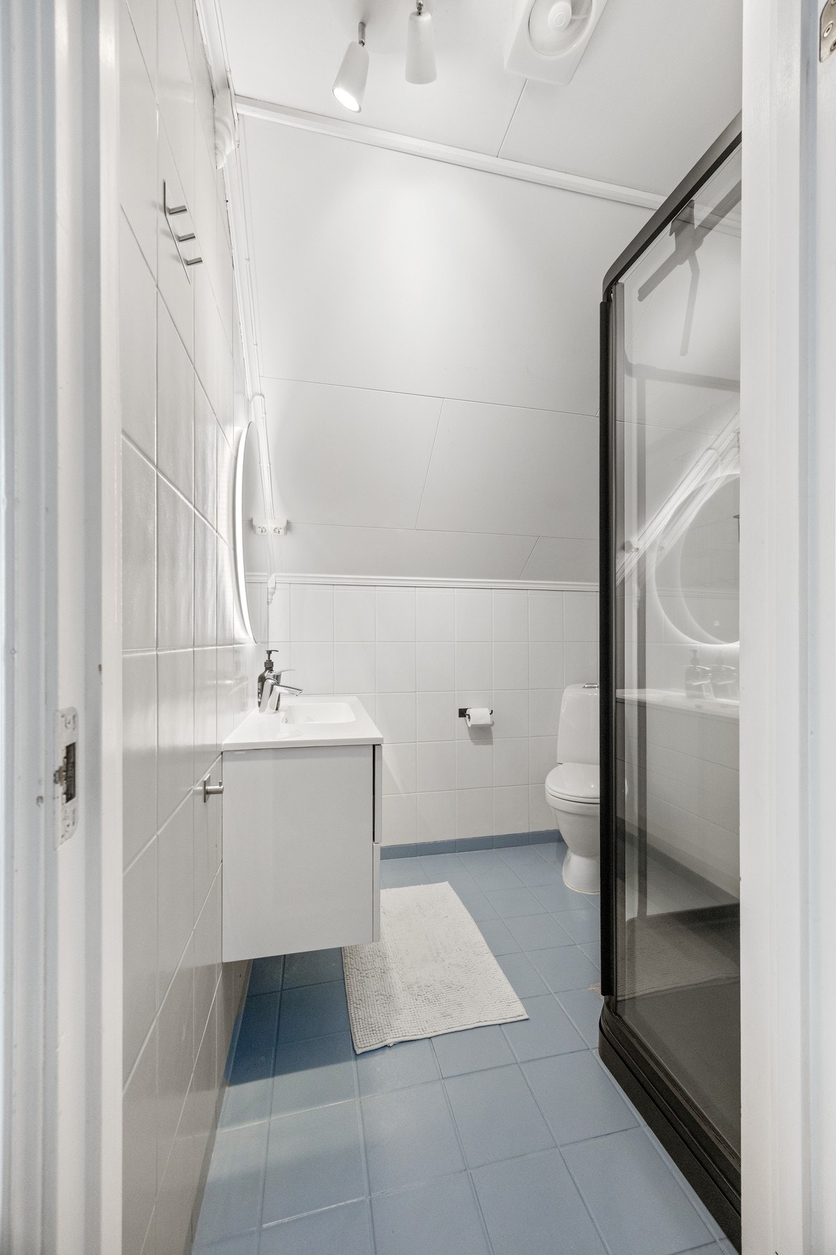 Bad - 3,5 kvm. Flislagte overflater med varme i gulvet. Galleribilde