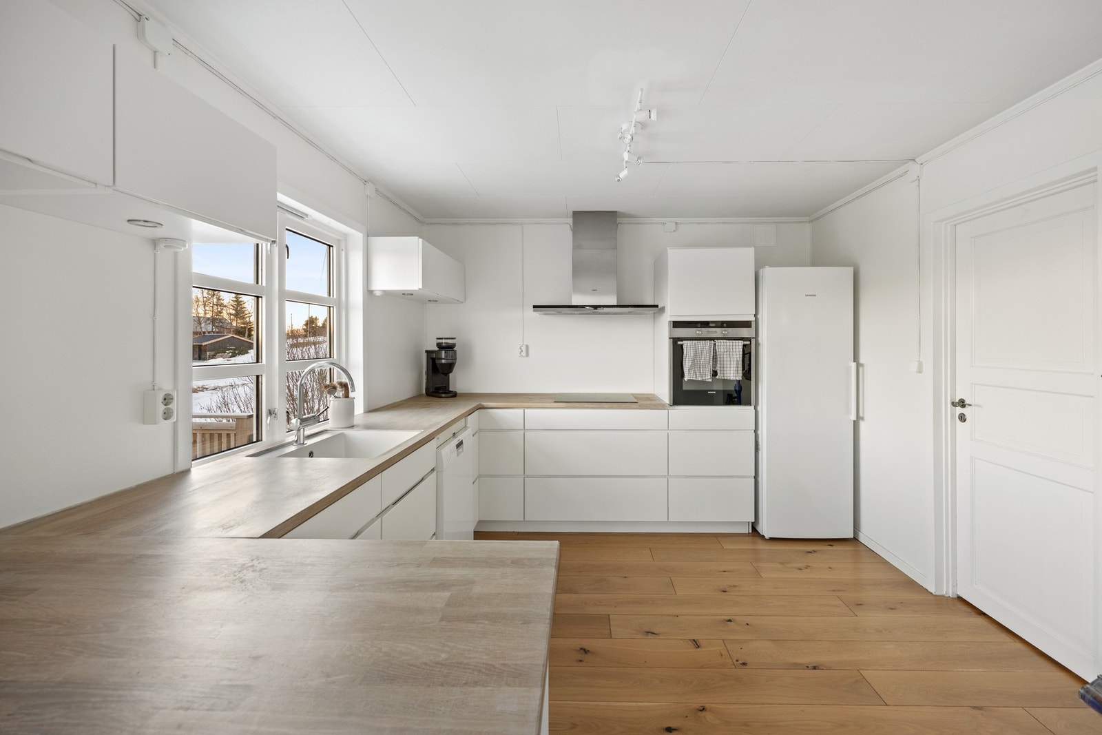 Det er integrert stekeovn og platetopp, samt avsatt plass for kjøleskap og oppvaskmaskin Galleribilde