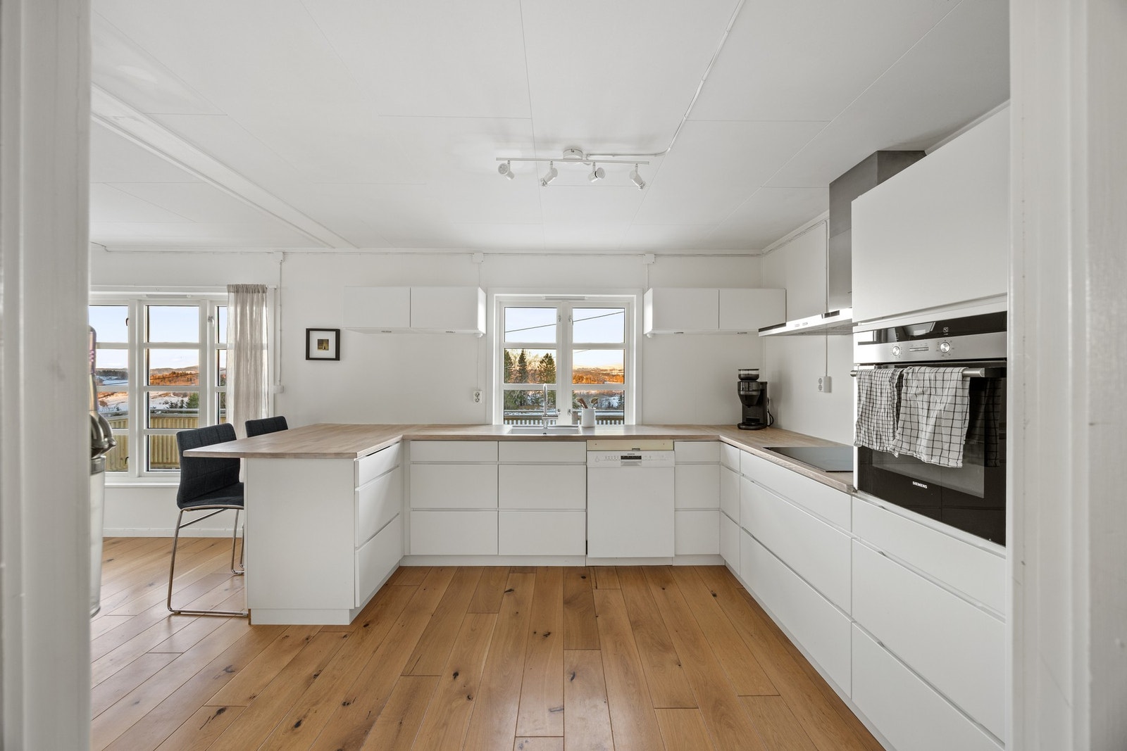 Kjøkken - 9,5 kvm. Stilren og moderne kjøkkeninnredning fra Kvik montert i 2015. Galleribilde