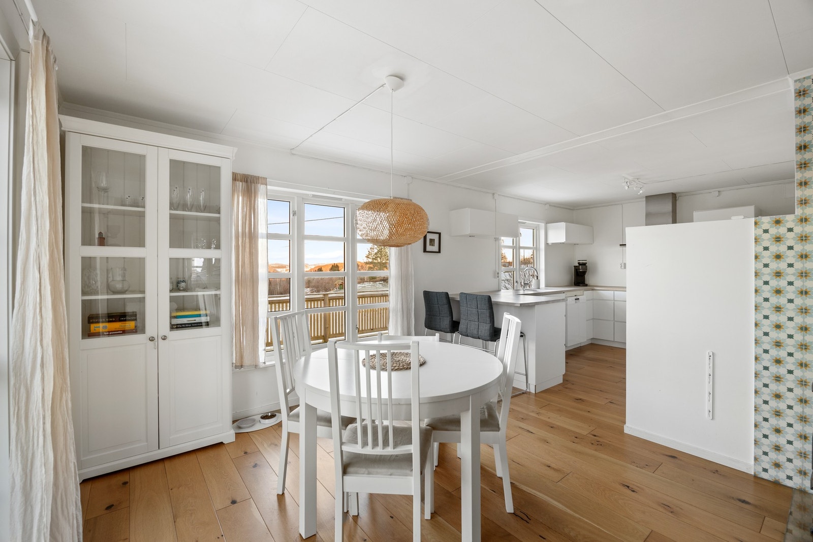 Spisebordet er plassert i naturlig tilknytning til kjøkkenet Galleribilde