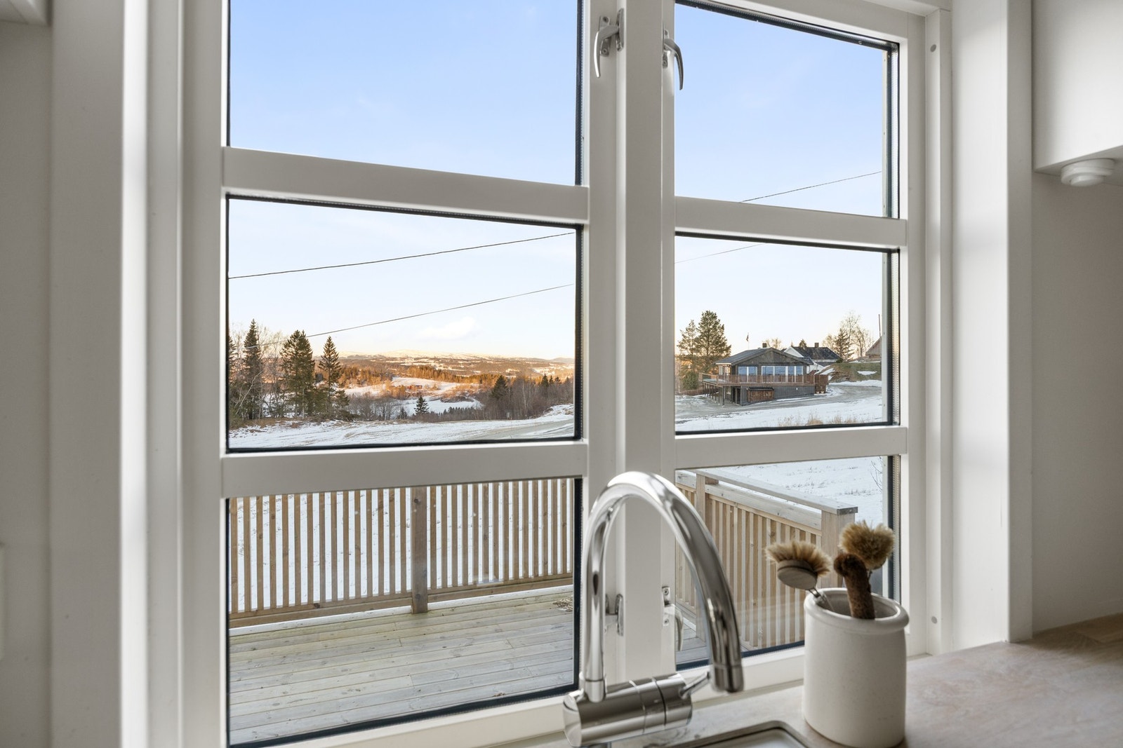 Landlig utsikt fra kjøkkenvinduet Galleribilde