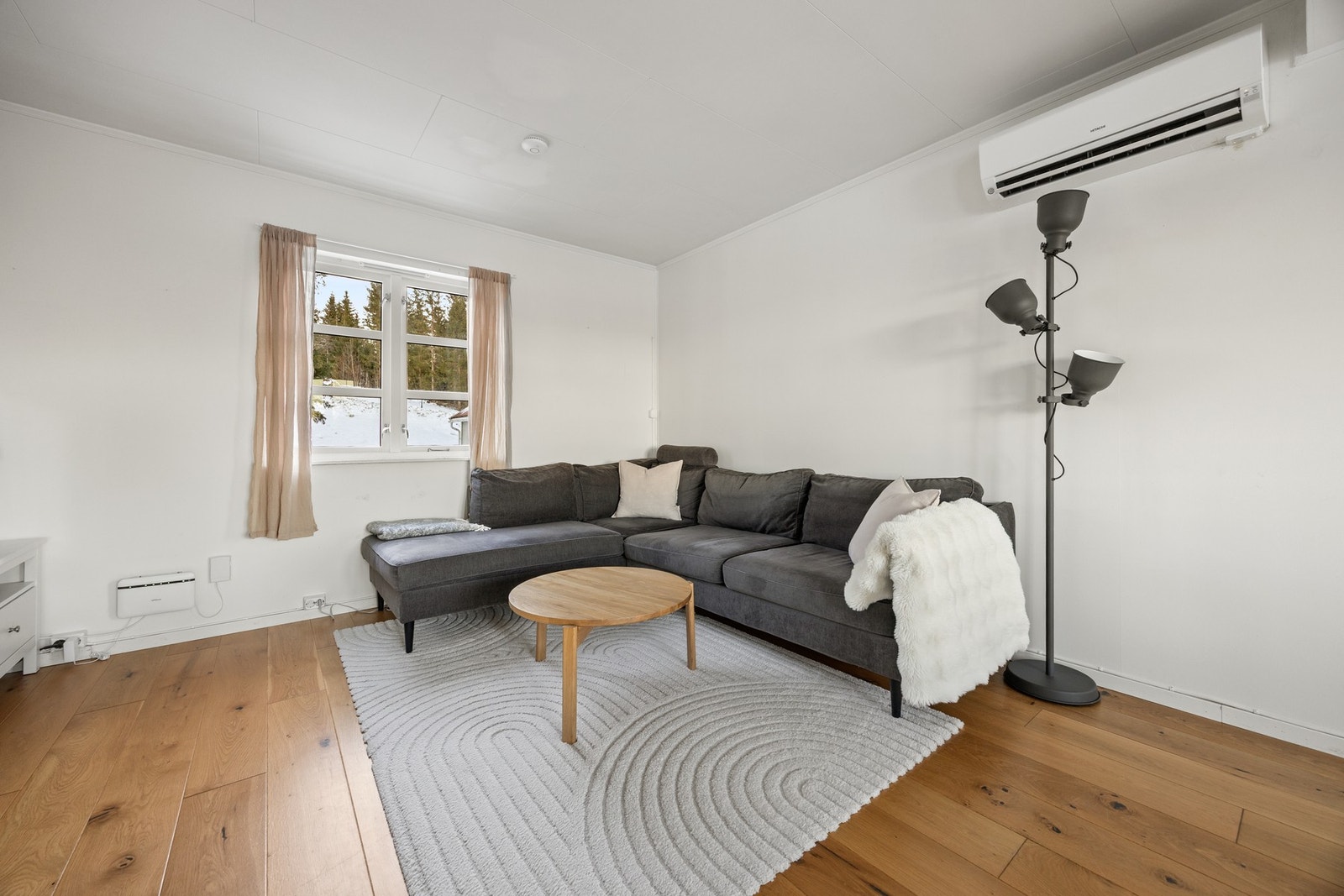 Det er god plass til sittegruppe i stuen Galleribilde