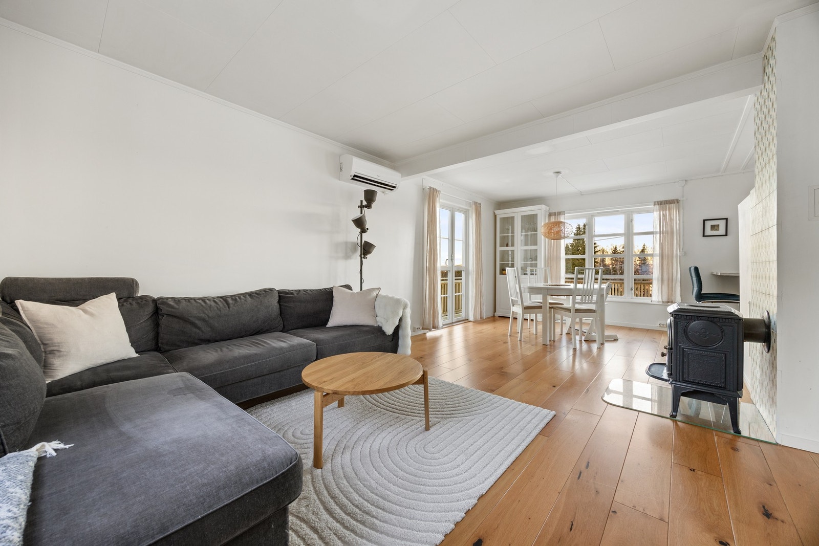 Lys, trivelig stue med vindu som sikrer utsikt og gode dagslysforhold! Galleribilde