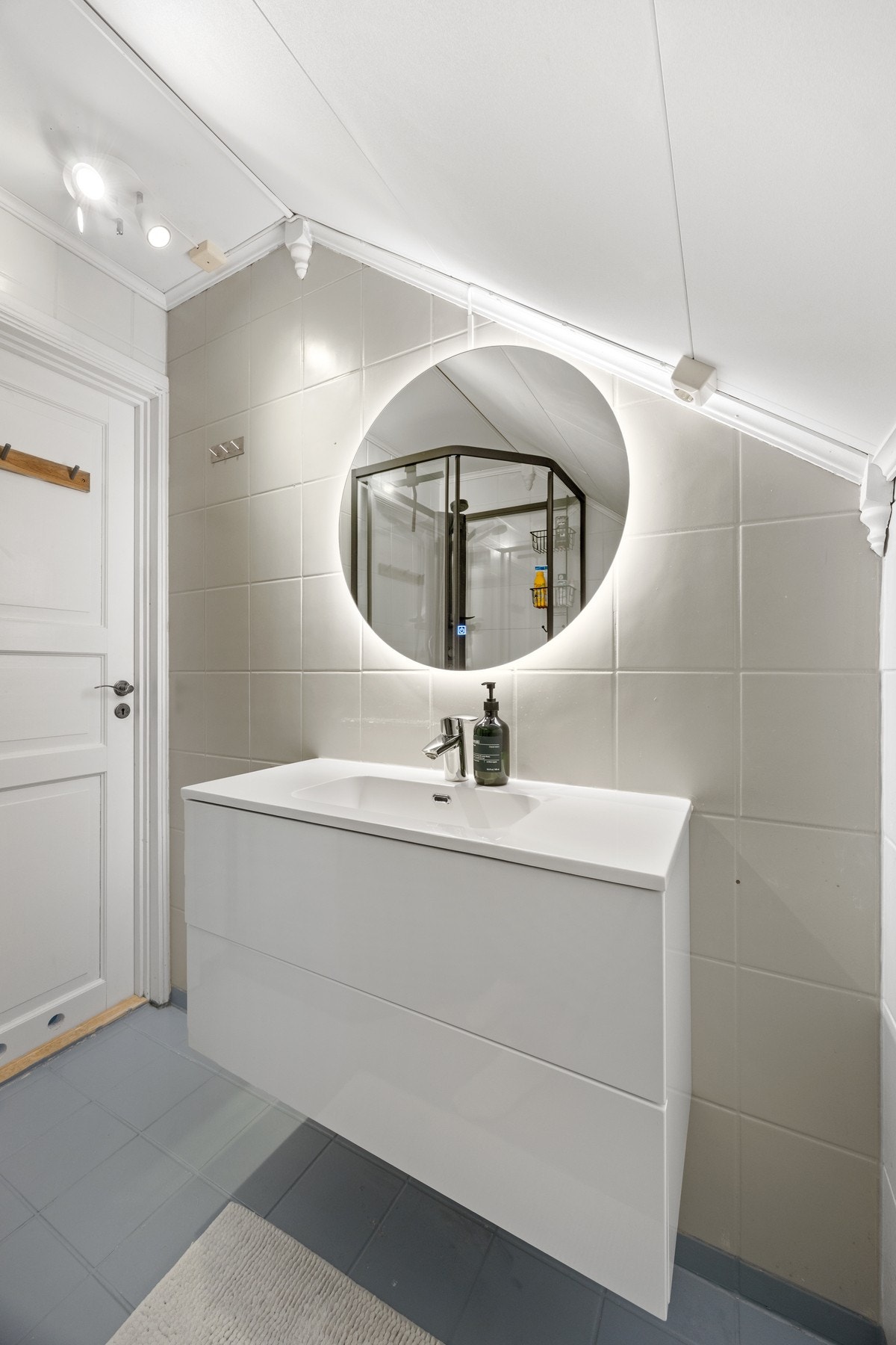 Ny baderomsinnredning i 2021. Det ble skiftet termostat på badet i 2022. Galleribilde