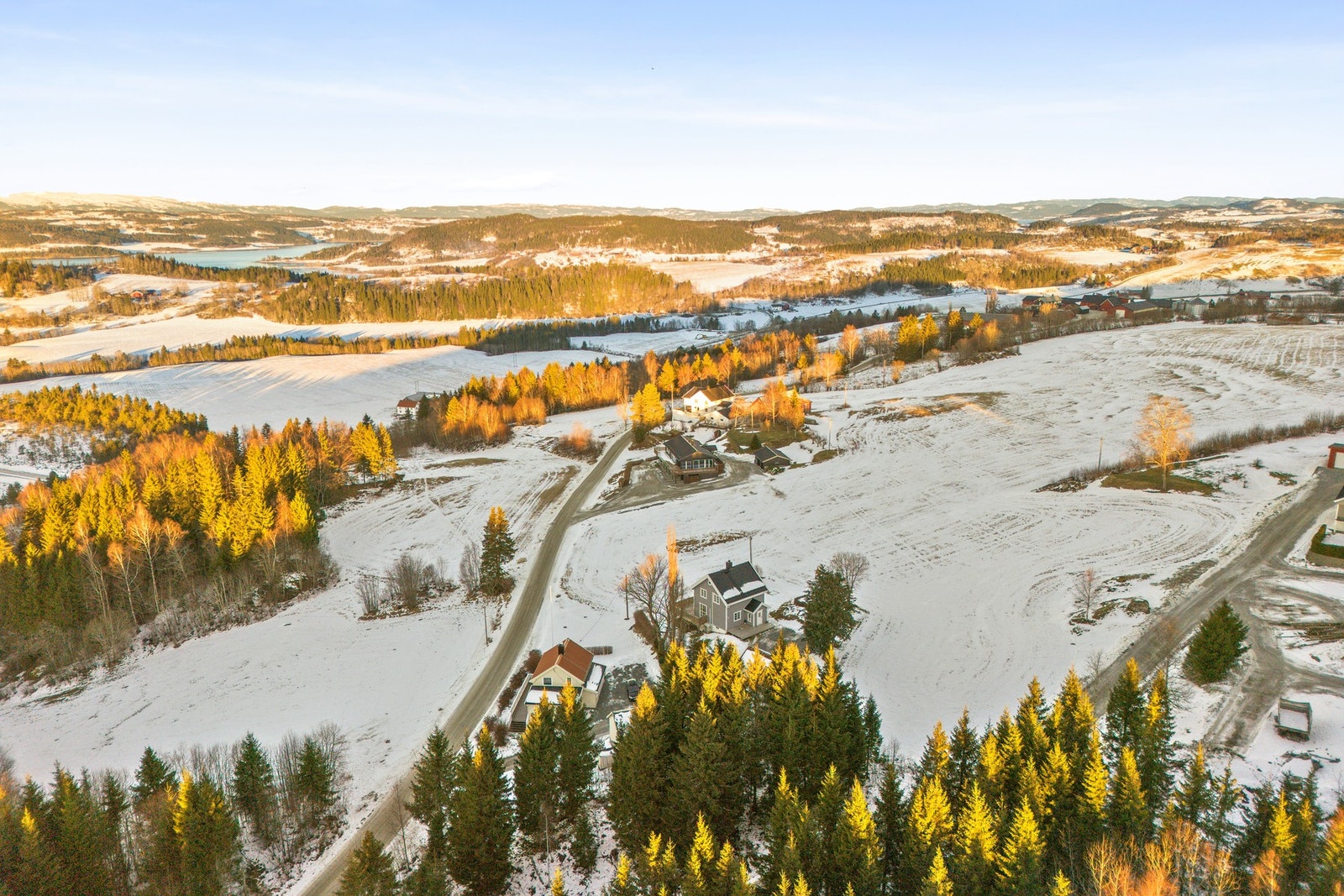 Nærhet til Røra med skole, barnehage, idrettshall og togstasjon. Galleribilde