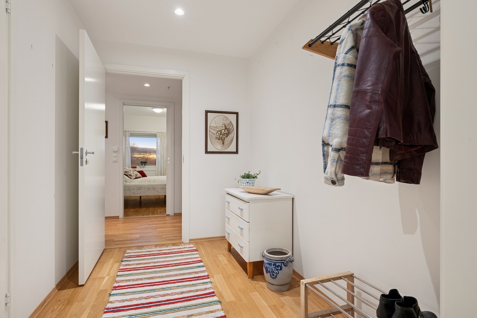 Entréen har parkettgulv og plass til yttertøy og sko. Galleribilde