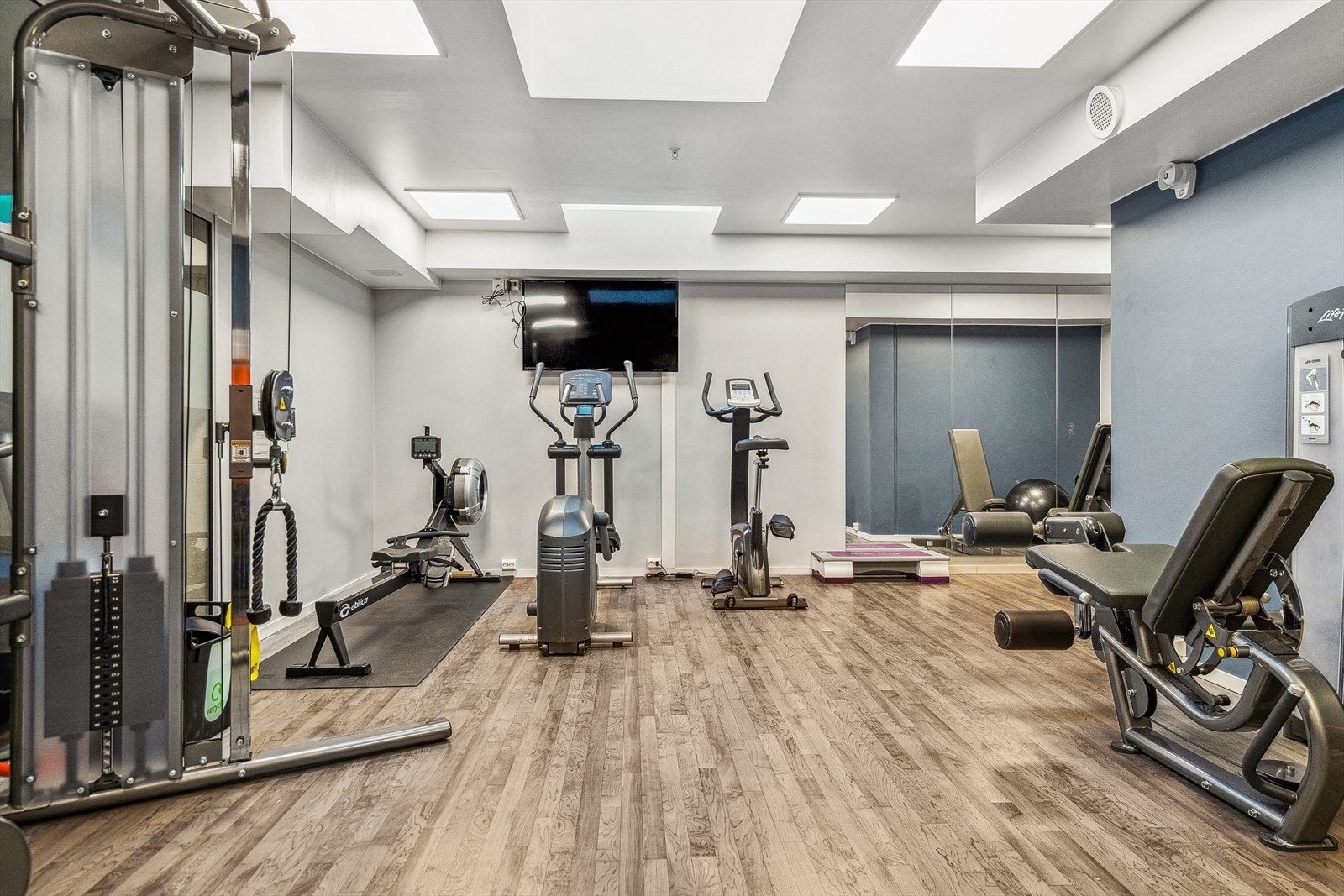 Treningsrom med moderne utstyr og speilvegg gir gode treningsmuligheter. Galleribilde