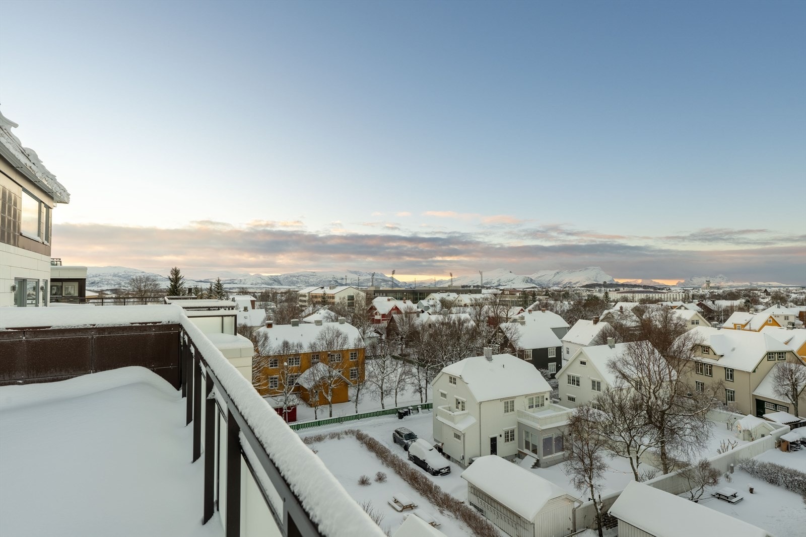 Beliggenheten er svært sentral med flere dagligvarebutikker, treningssentre og et godt utbygd kollektivtilbud. Galleribilde