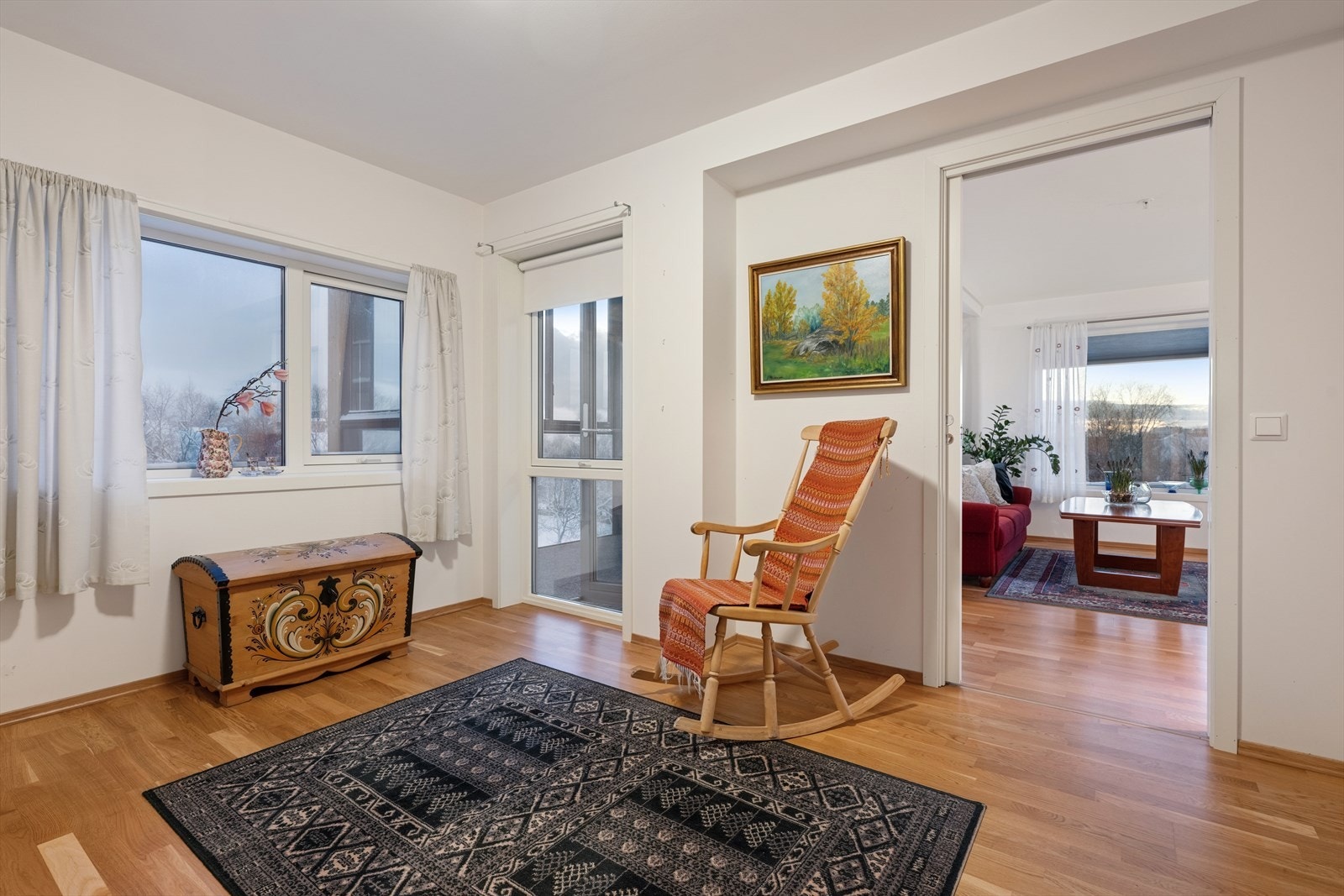 Soverommet har rikelig med naturlig lys inn og god plass til dobbeltseng og tilhørende møbler. Galleribilde