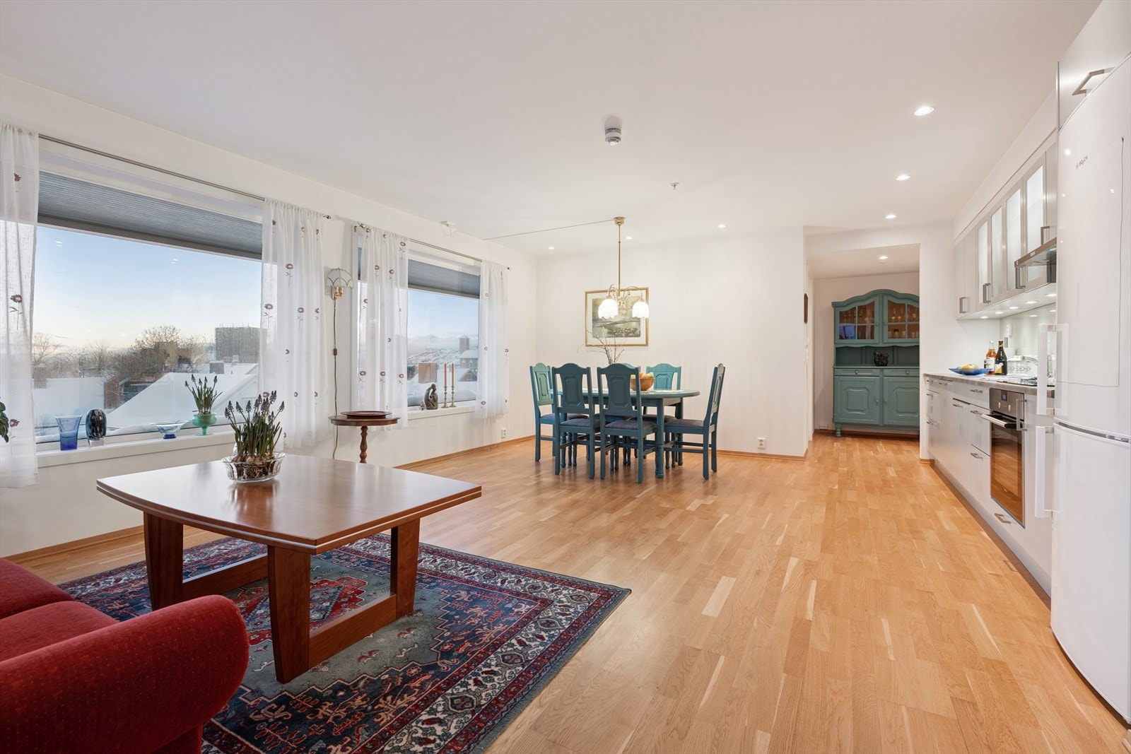 Stuen er møbleringsvennlig utformet med god plass til stor sofa og spisebord ved det åpne kjøkkenet Galleribilde