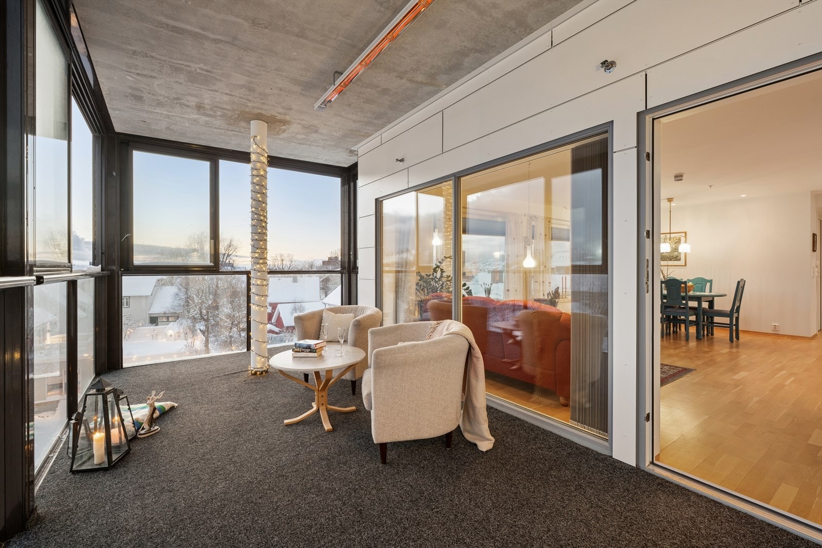 Innglasset balkong på 17 m² og blir en fin forlengelse av stuen på de fine sommerdagene. Galleribilde