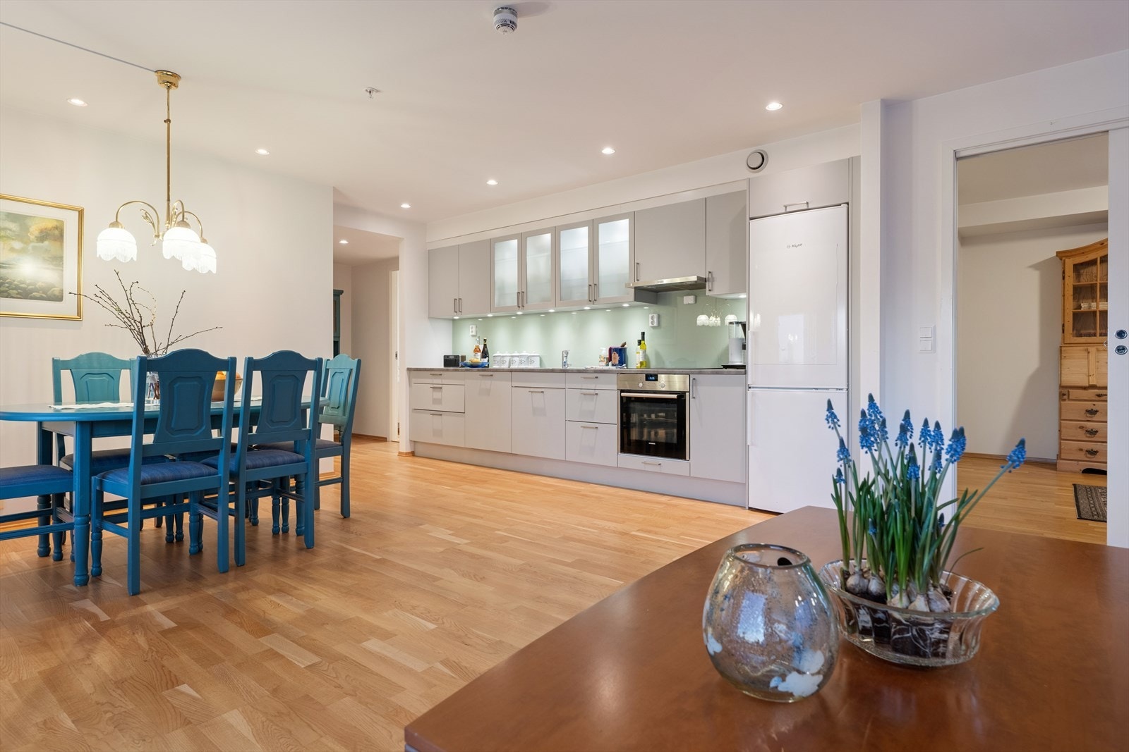 God spiseplass i tilknytning til kjøkkenet gir plass til mange rundt bordet både til hverdags og fest. Galleribilde