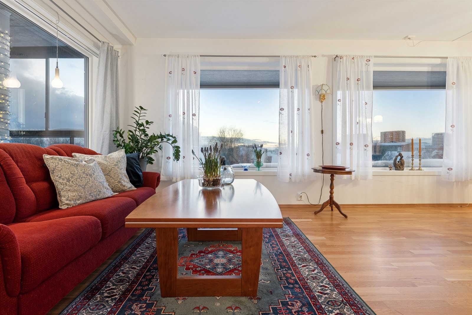 Store vindusflater gir meget godt med naturlig lys inn. Galleribilde