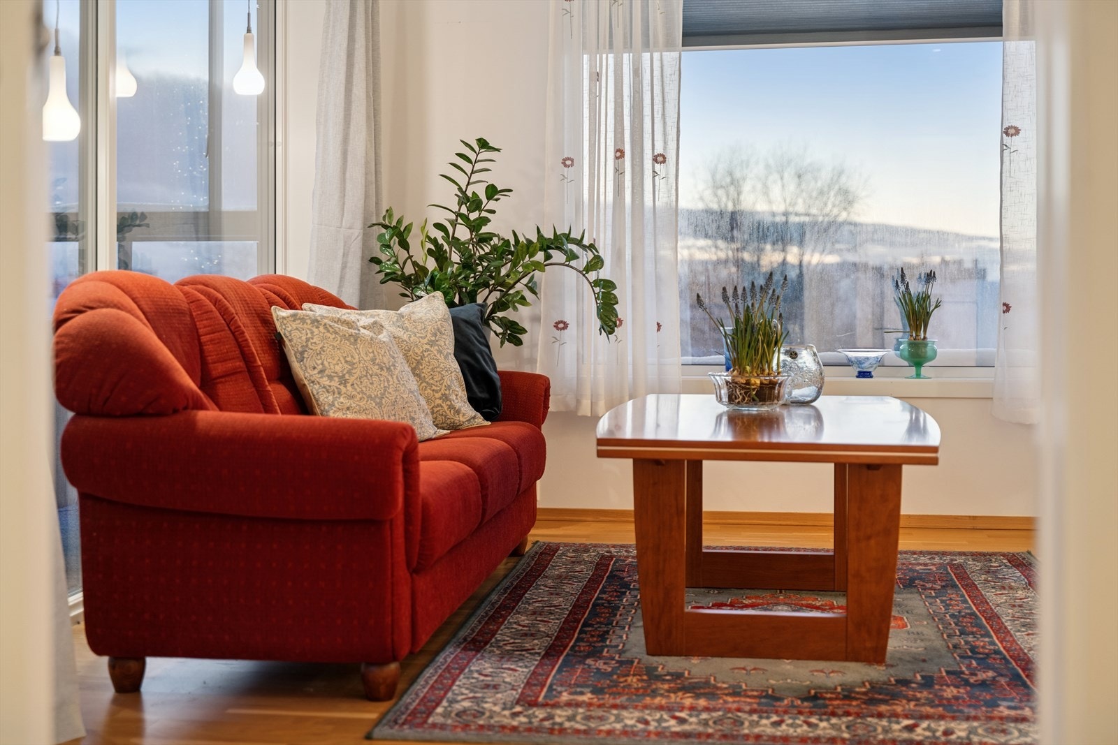 Fra sofaen er det fin utsikt mot omgivelsene. Galleribilde