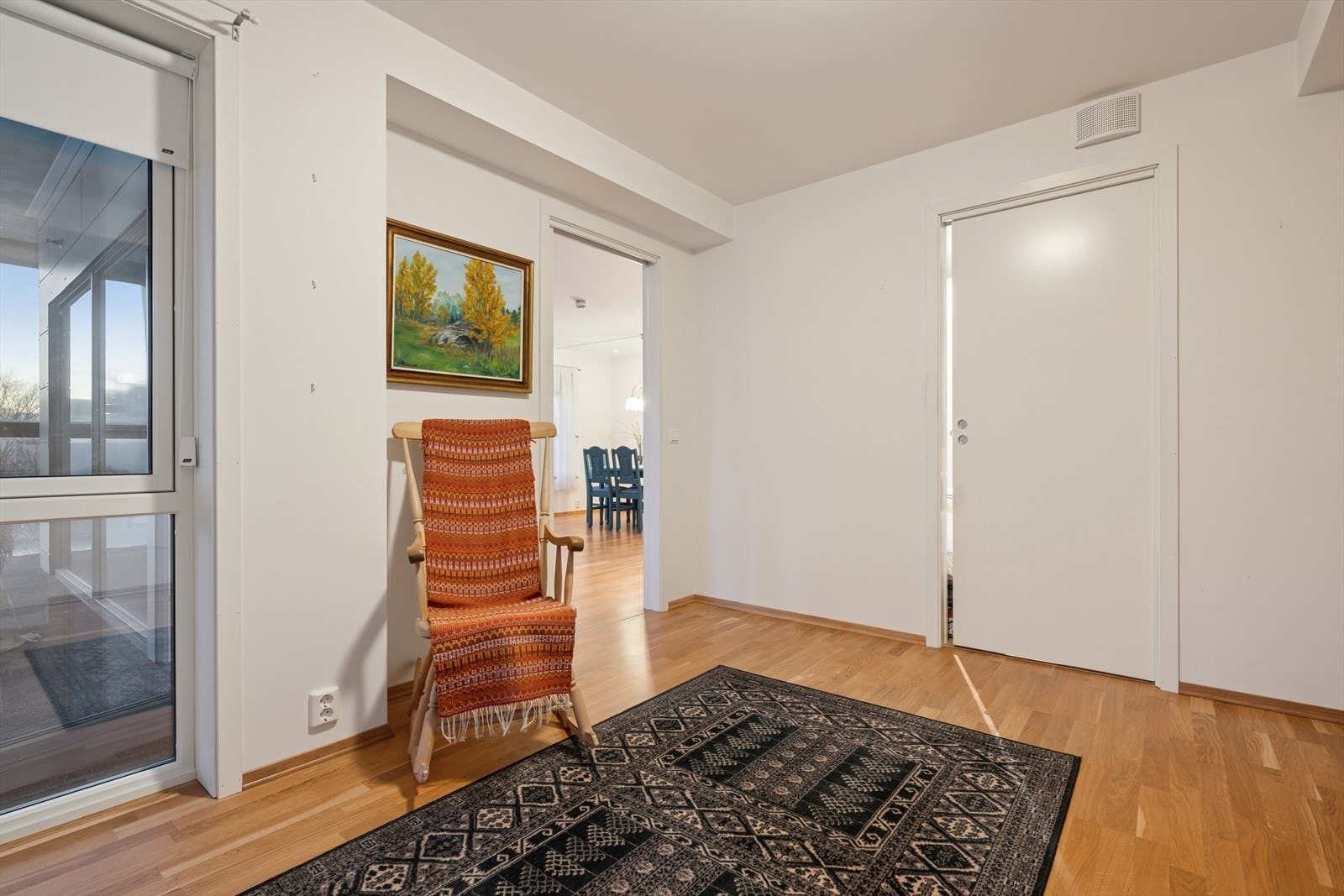 Det største soverommet er i dag brukt til sekundærstue, men fungerer utmerket som hovedsoverom. Her er også adkomst til garderobe. Galleribilde