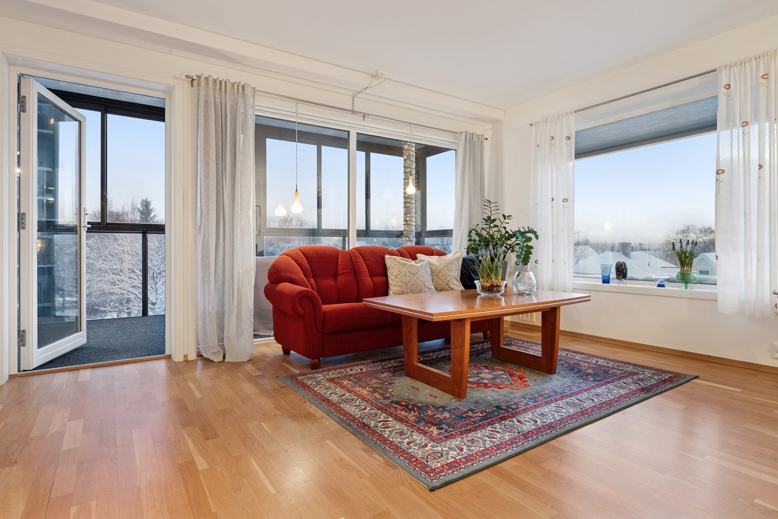 Utgang til innglasset balkong på 17 kvm fra stuen. Galleribilde