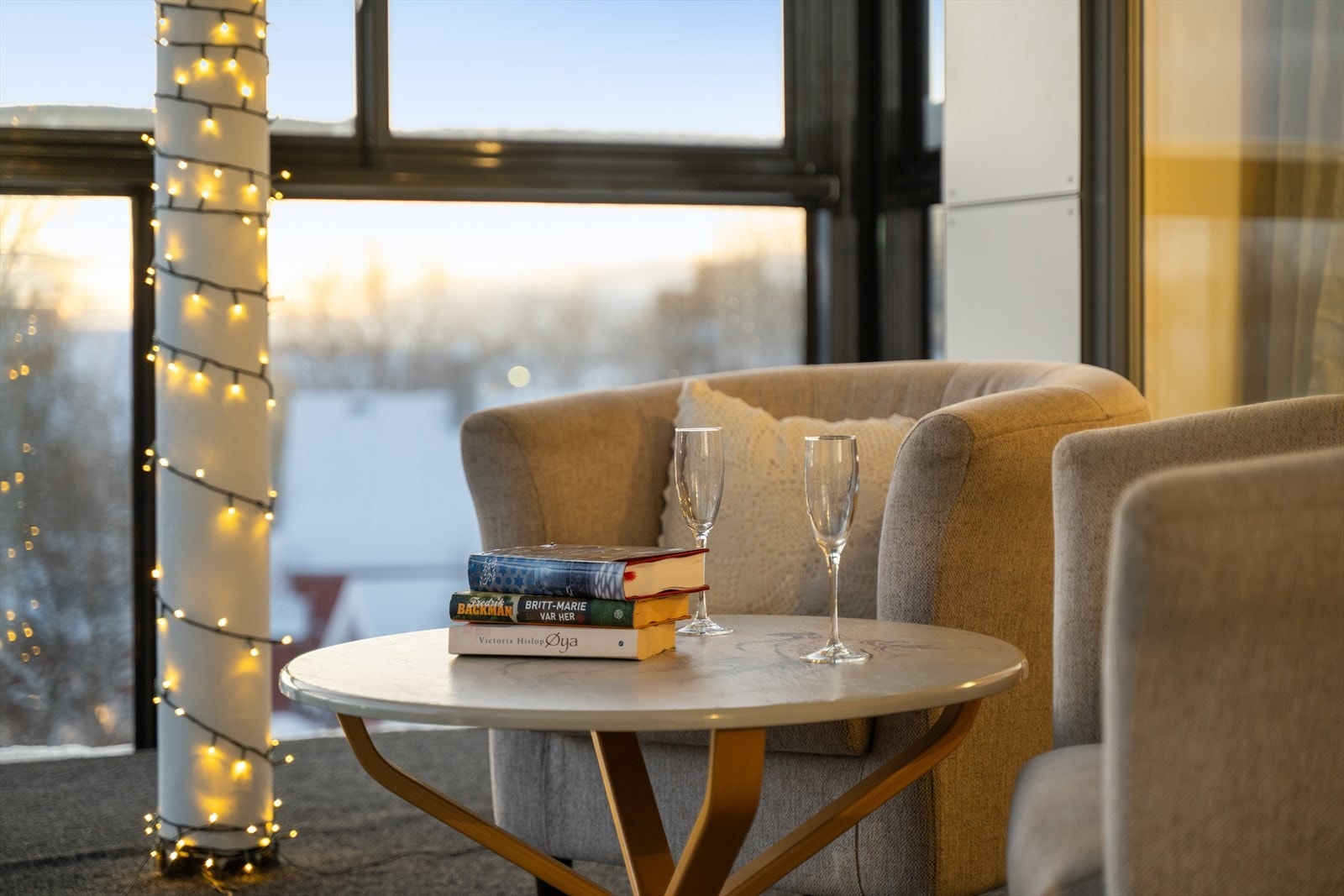 Balkongen har god plass til utemøbler og er et hyggelig sted å nyte utsikt, vær og vind. Galleribilde