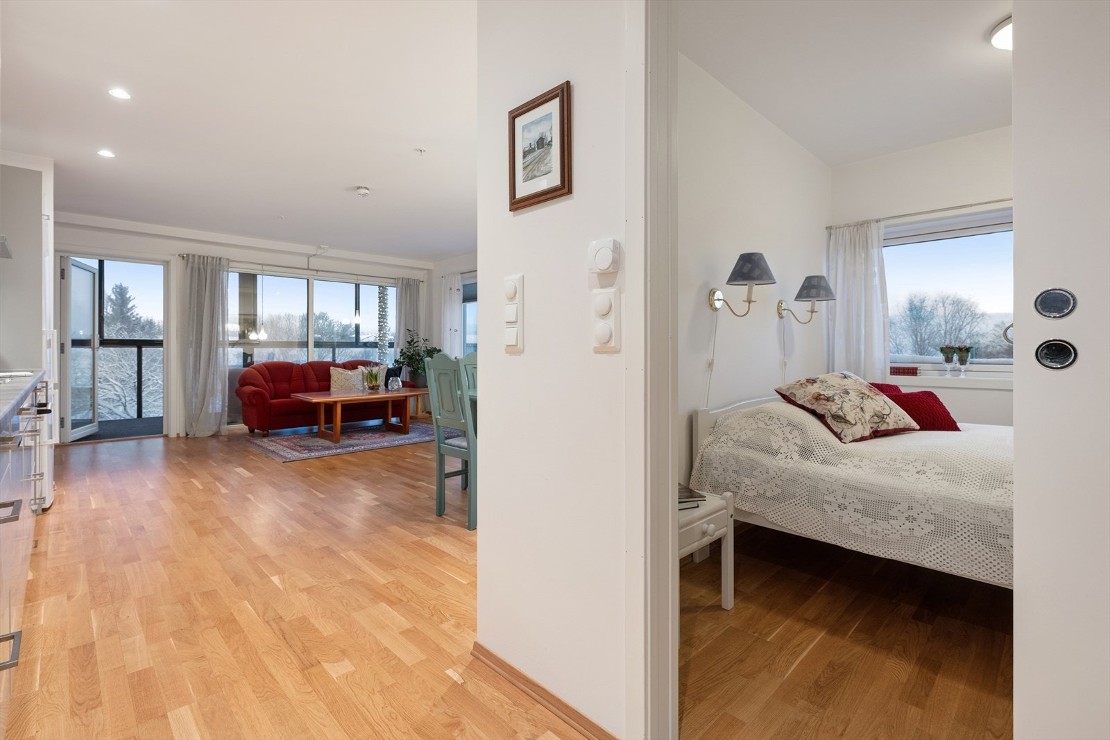 Gjennomgående parkettgulv gir en fint helhetsinntrykk. Galleribilde