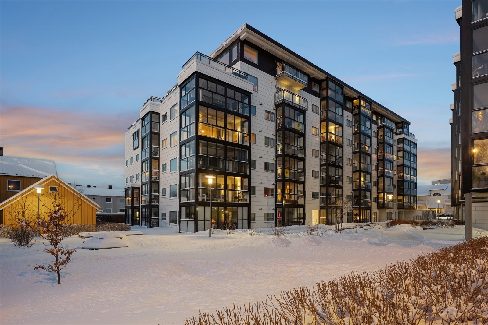 Sameiet tilbyr attraktive fellesfasiliteter som flotte takterrasser, treningsrom, hobbyrom samt gjesteleiligheter og gjestestue som kan leies ved behov. Galleribilde