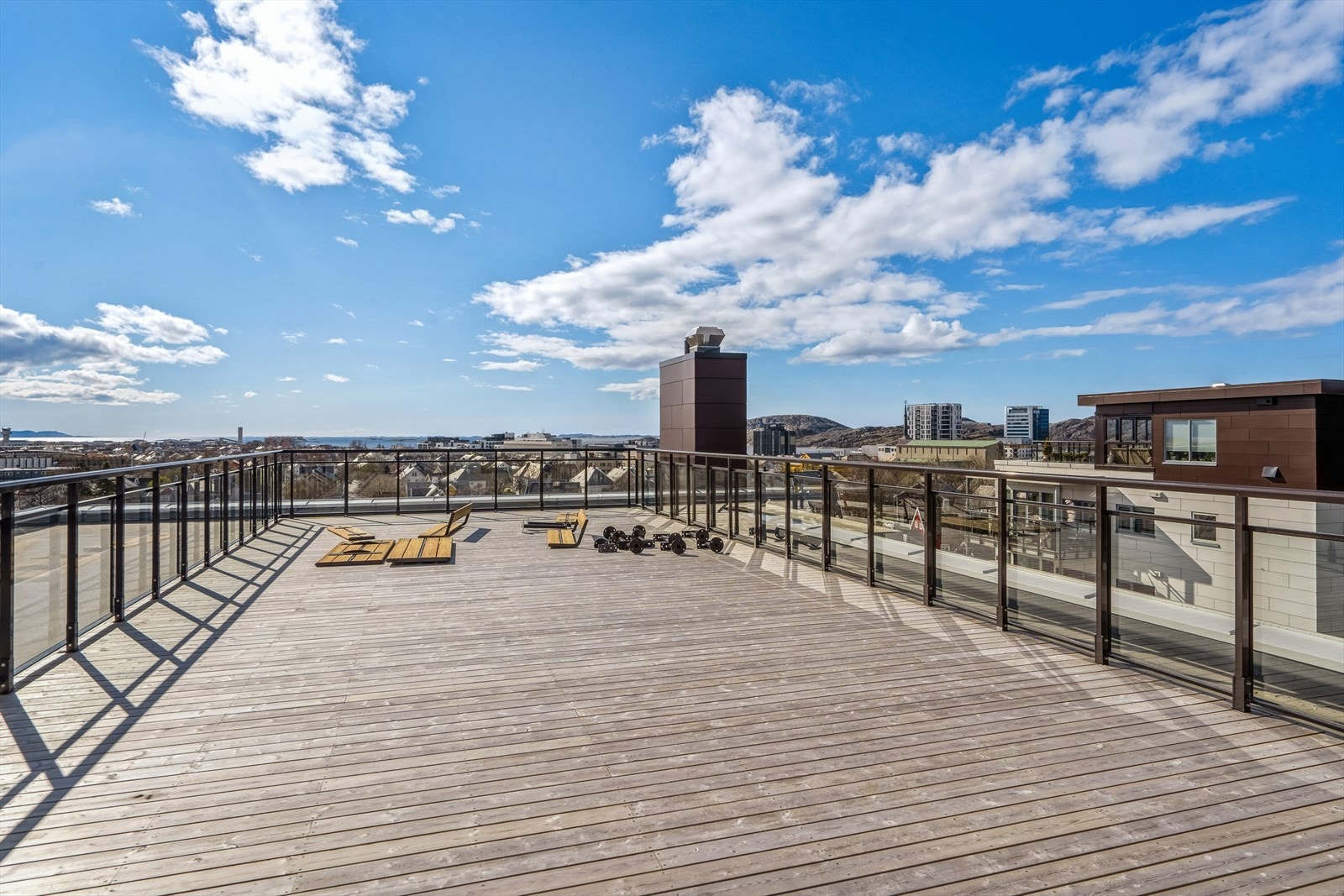 Felles takterrasse i sørbygget. Her kan du nyte solskinnsdager og en nydelig panoramautsikt. Galleribilde