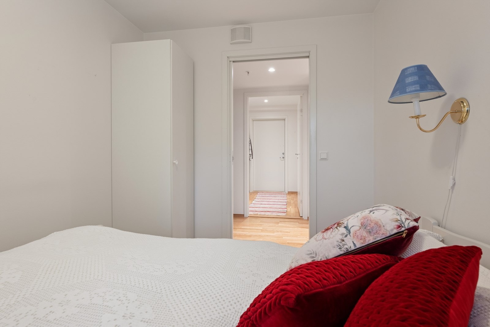 Gjesterommet er møblert med dobbeltseng og garderobeskap. Galleribilde