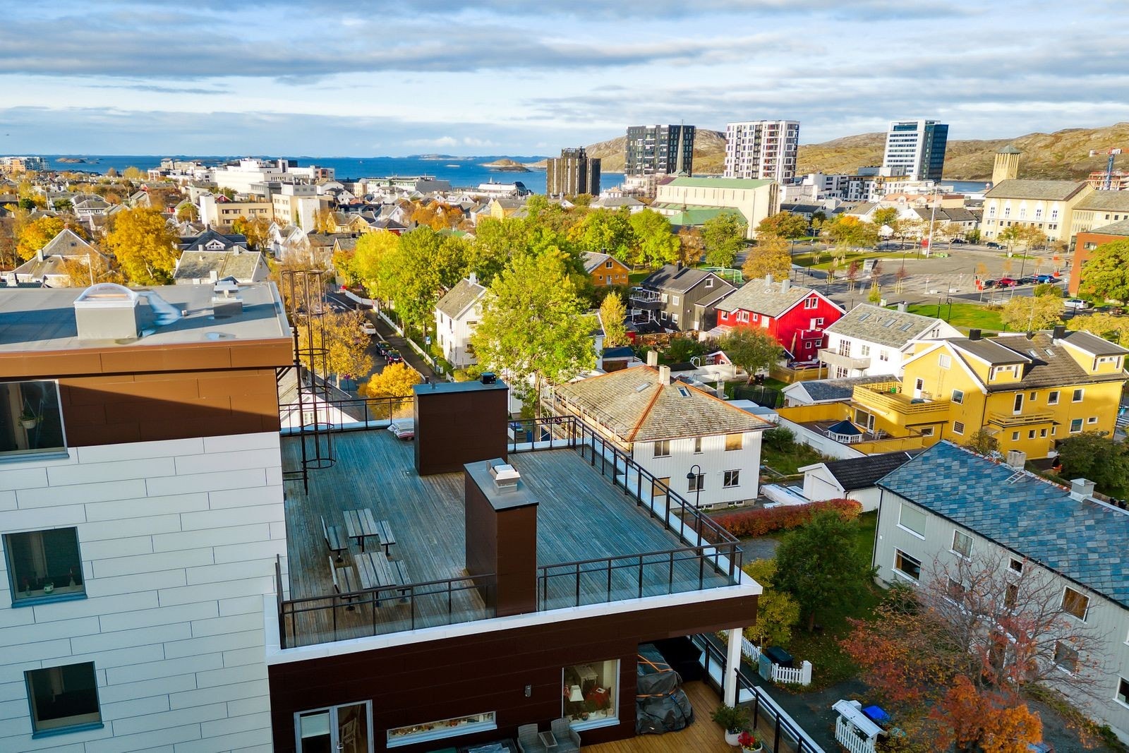 Felles takterrasse i nordbygget med gode sittegrupper, ideell for sosiale sammenkomster. Galleribilde