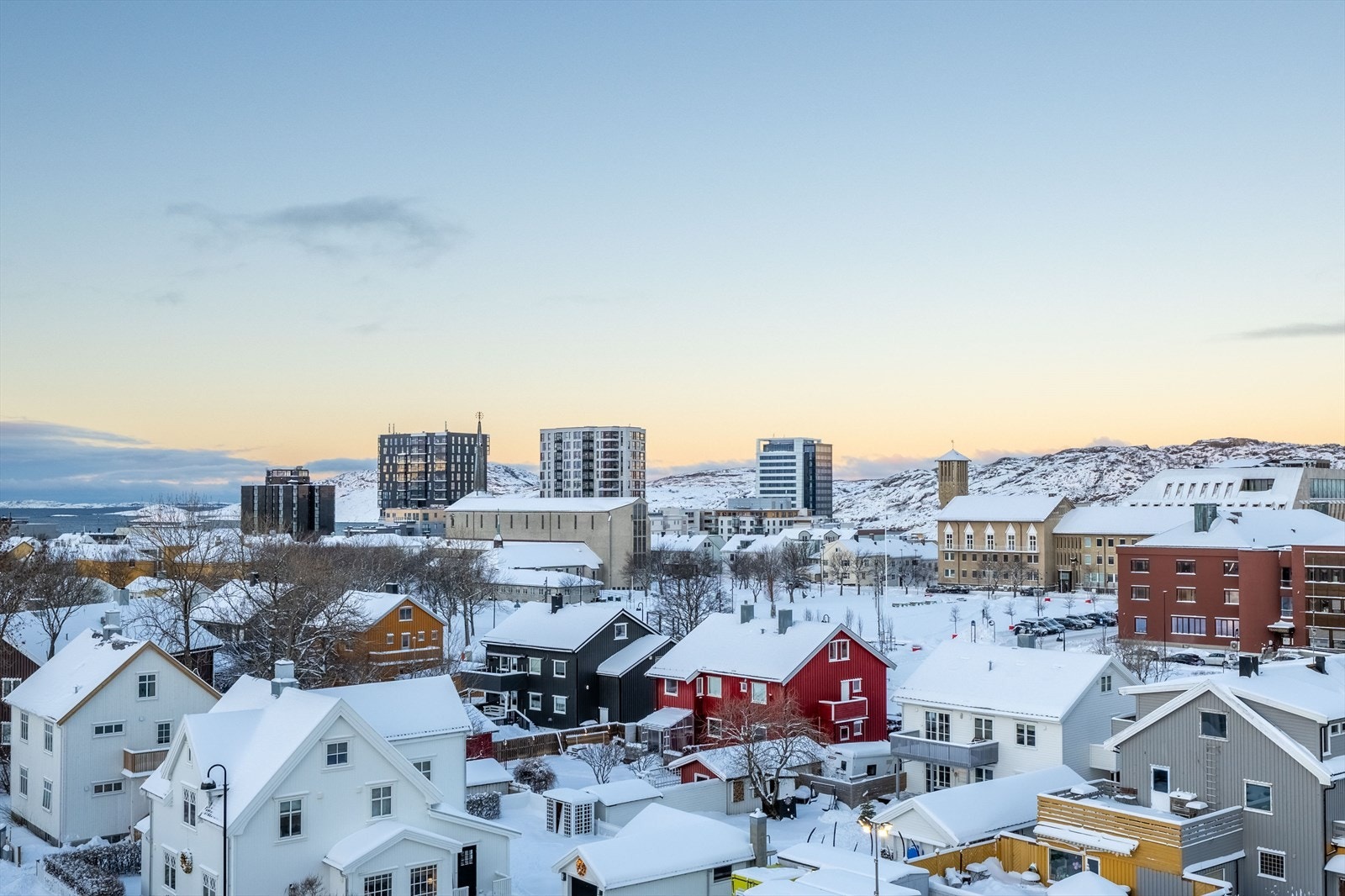 Flott utsikt fra takterrassen over nærliggende boligområder og bybebyggelse. Galleribilde