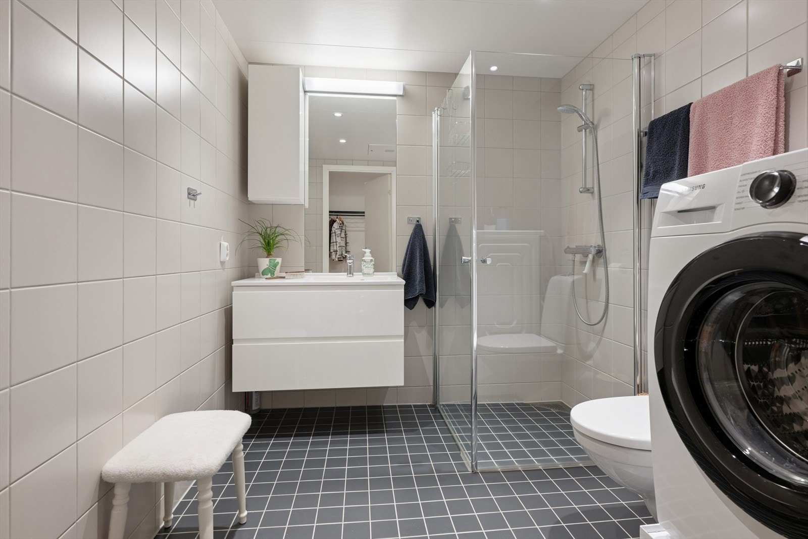 Baderom med flislagte vegger og gulv med elektriske varmekabler. Galleribilde