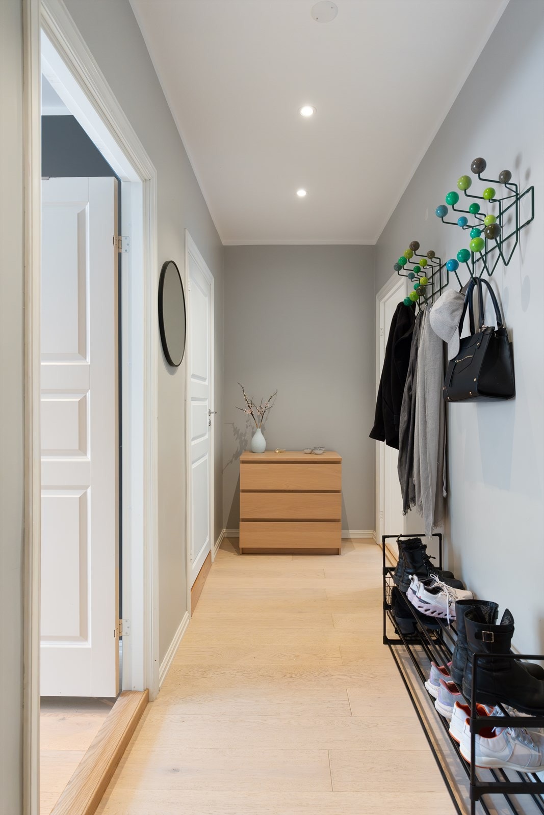 Leiligheten har en innbydende entré med downlights i himlingen som gir et godt førsteinntrykk. Galleribilde