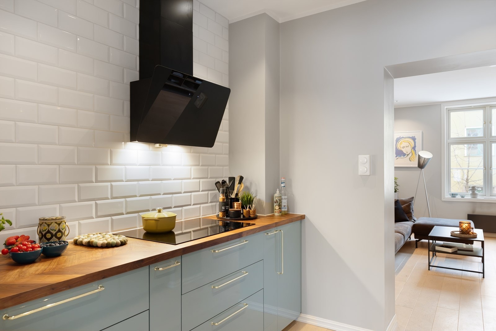 Over platetopp er det montert kjøkkenventilator med kullfilter. Galleribilde