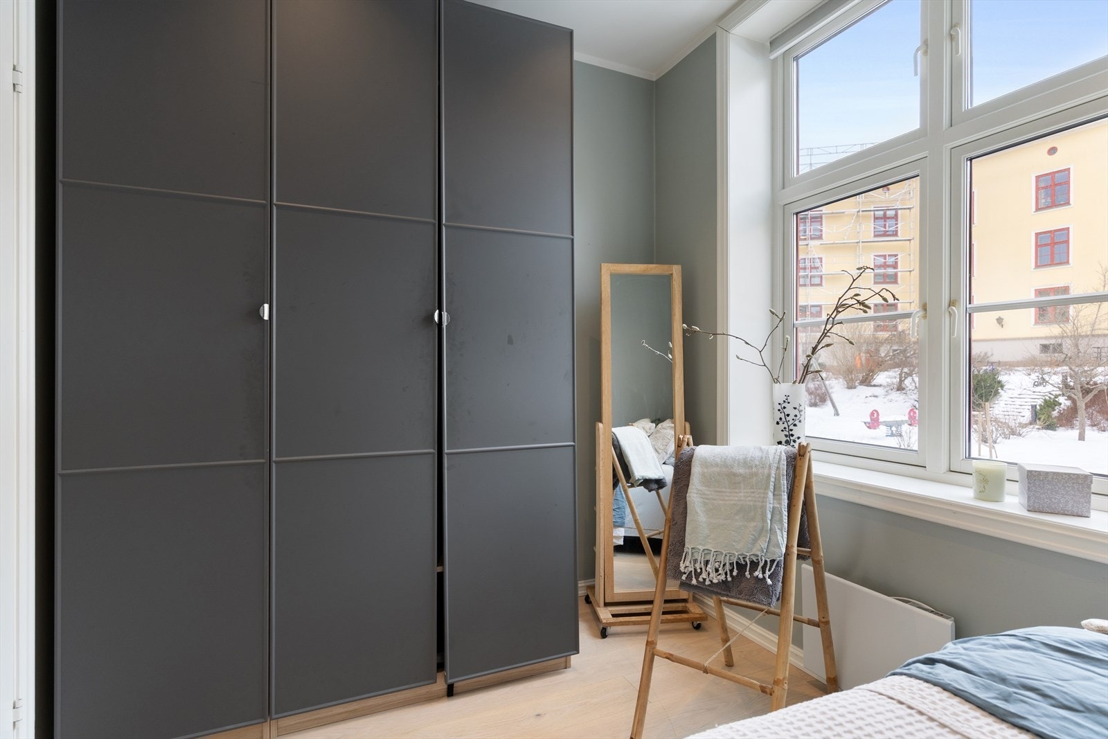 I tillegg byr rommet på gode oppbevaringsmuligheter med garderobeskap. Galleribilde