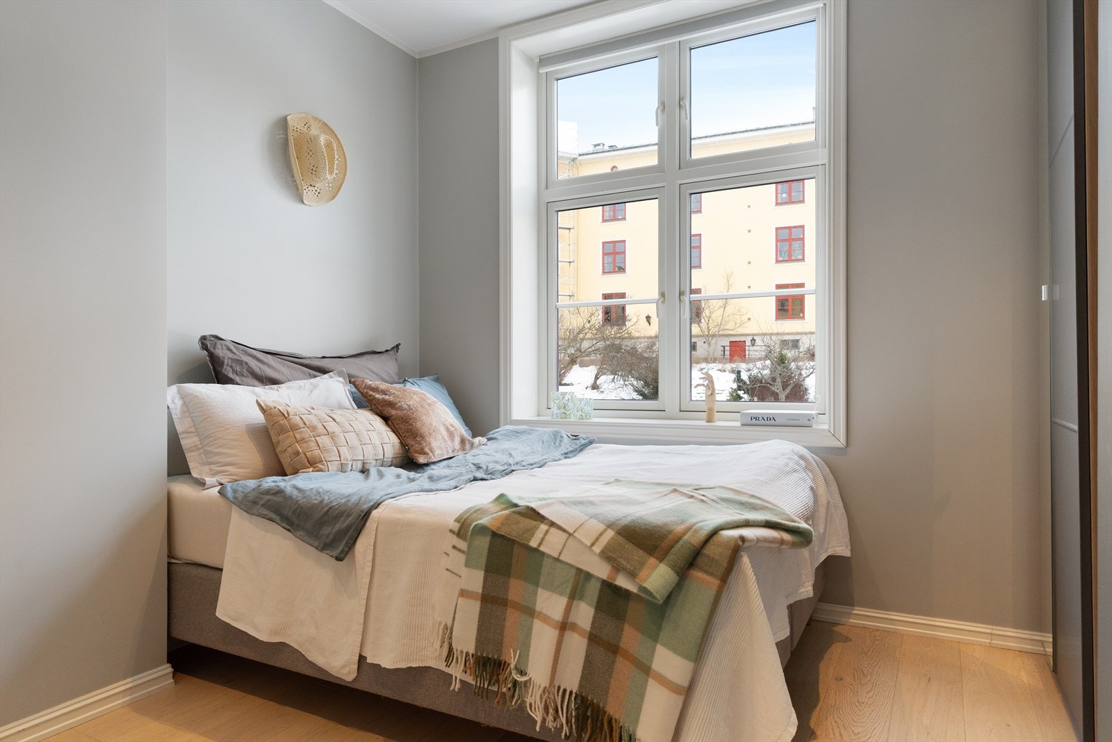 De moderne fargevalgene på veggene, sammen med store vindusflater, skaper en lys og behagelig atmosfære. Galleribilde