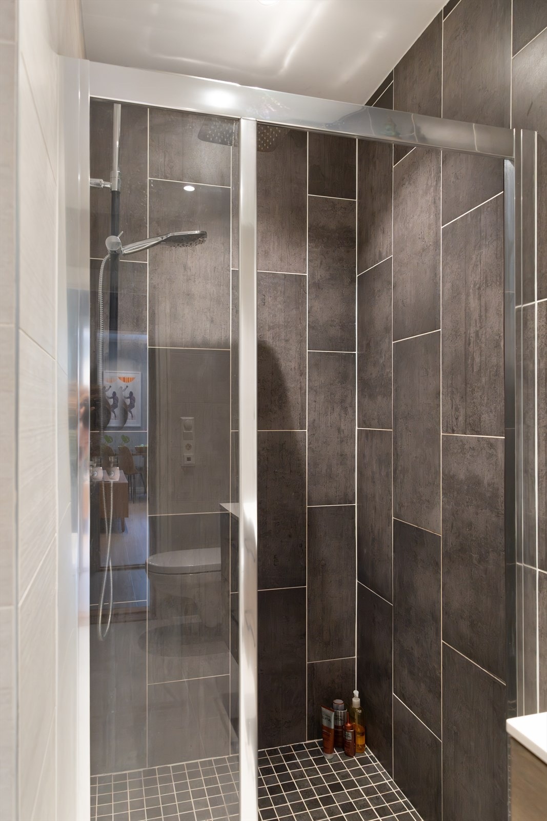 Badet har dusjhjørne med vegg og dør i herdet glass. Galleribilde