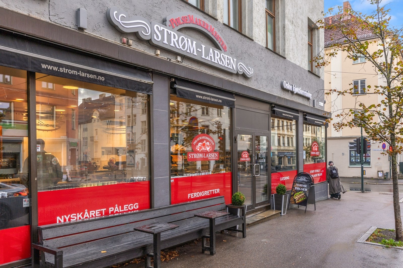 Hva med å stikke en liten tur innom Strøm Larsen og kanskje kjøpe med seg en pølse i farta, eller noe annet av alle de gode delikatessene som finnes her? Galleribilde