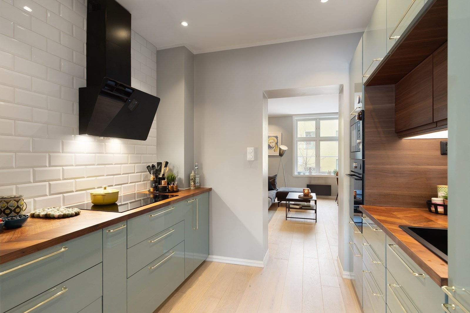 Kjøkkenet har heltre benkeplate med integrert oppvaskkum og ettgreps blandebatteri. Integrerte hvitevarer består av stekeovn, mikrobølgeovn, kjøl/frys, platetopp og oppvaskmaskin. Galleribilde