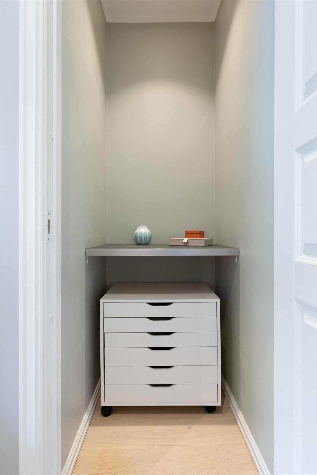 Stuen har direkte adkomst til en praktisk innvendig bod som gir rikelig med lagringsplass. Galleribilde