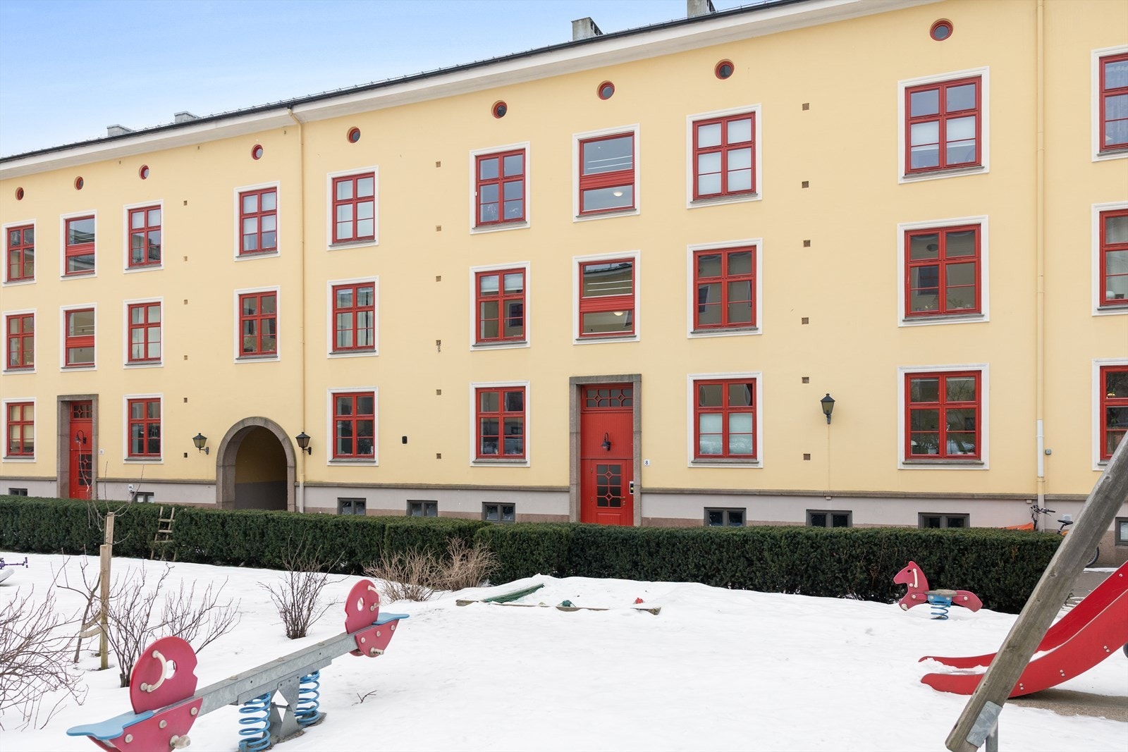Hyggelig og barnevennlig bakgård med lekeplass, grøntarealer og sykkelparkering. Galleribilde