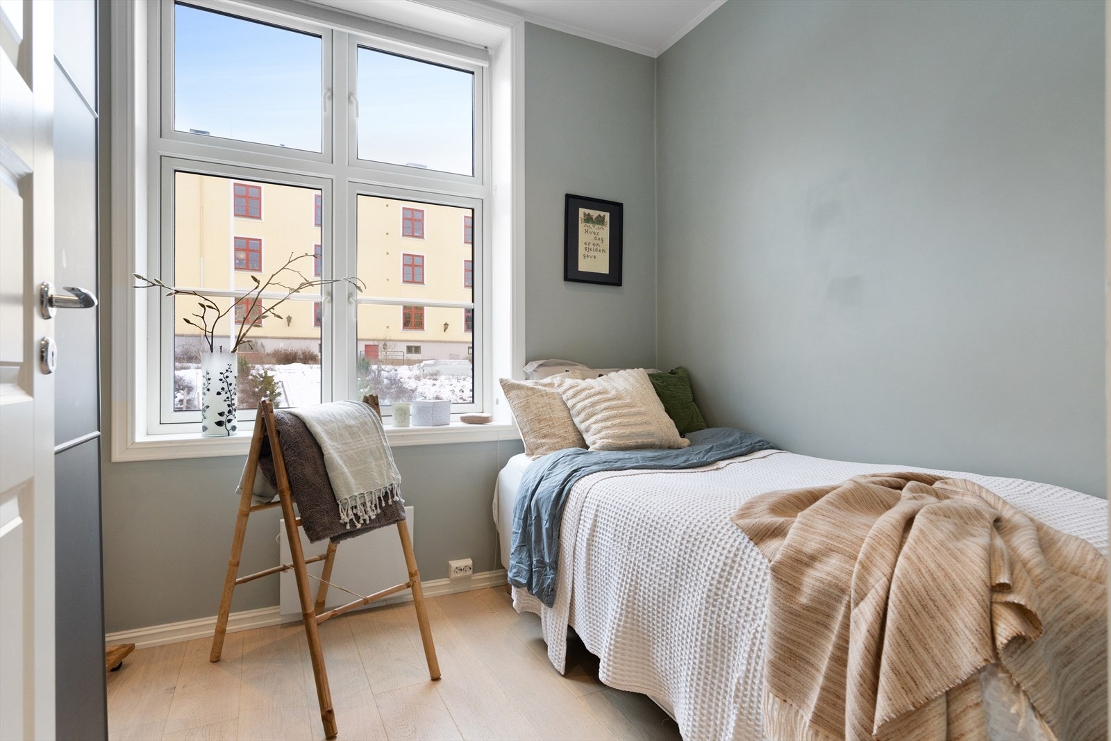 Fra kjøkkenet er det adkomst til leilighetens minste soverom - et allsidig rom som egner seg utmerket som barnerom, gjesterom eller hjemmekontor, tilpasset ulike behov. Galleribilde