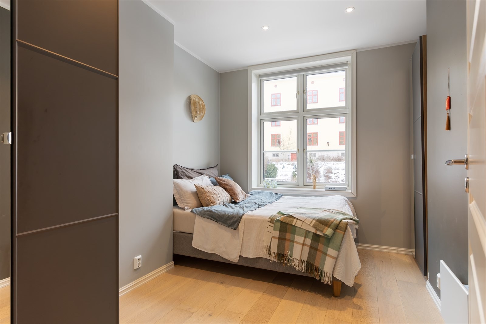 Hovedsoverommet er romslig, med plass til dobbeltseng, nattbord og tilhørende møbler. Galleribilde