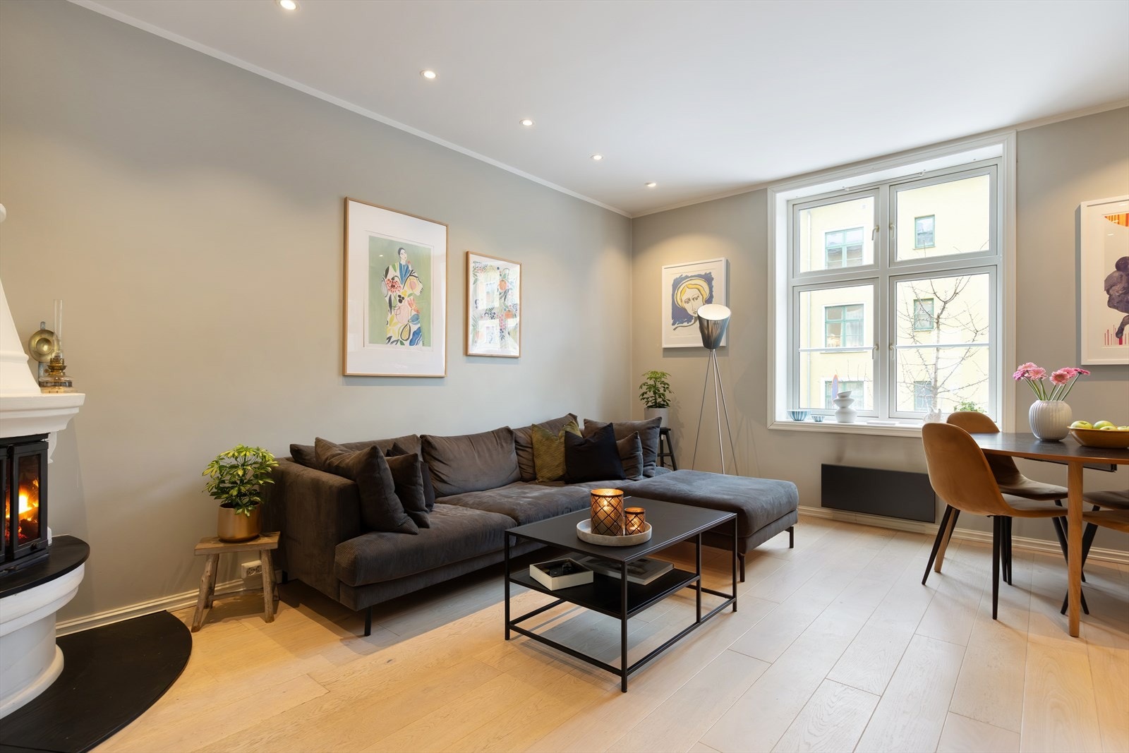 Stuen har integrerte downlights i taket samt store vindusflater som bidrar til en lys og luftig romfølelse. Galleribilde